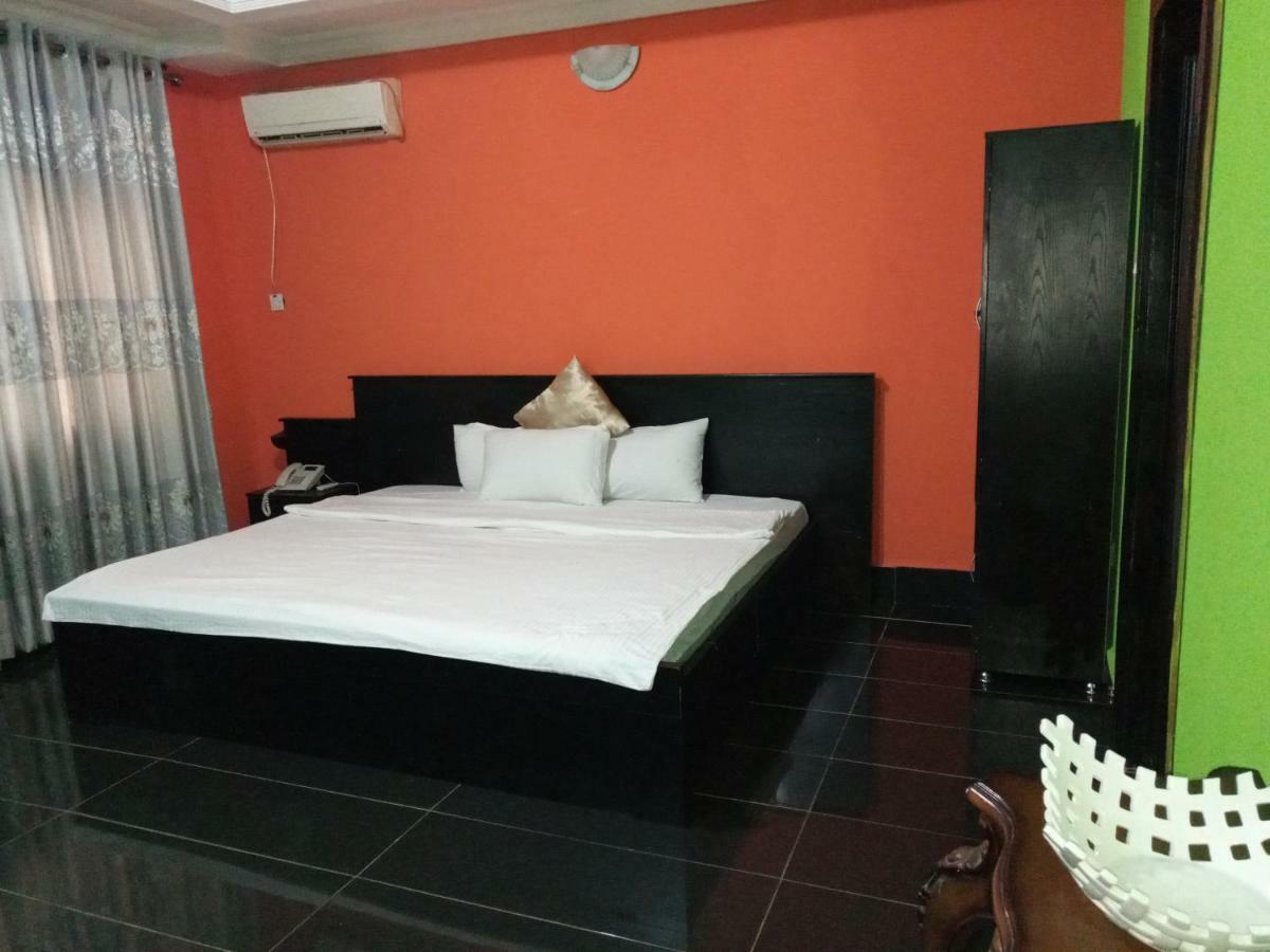 Zek'S Place @ 100% Hotel & Suites Ikeja Exterior photo